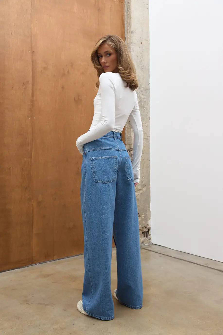 Wide Leg Jeans with accent seams