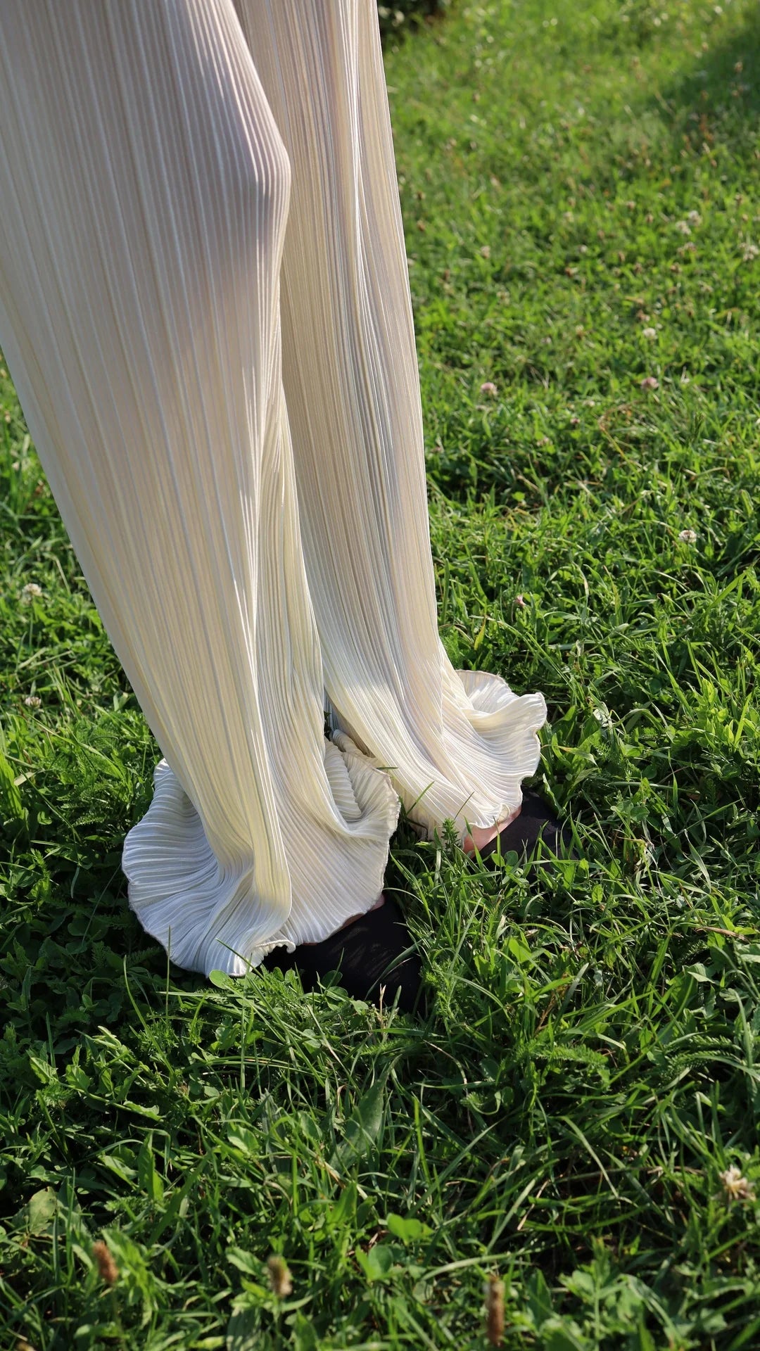AMELIA CREAMY PLEATED PANTS