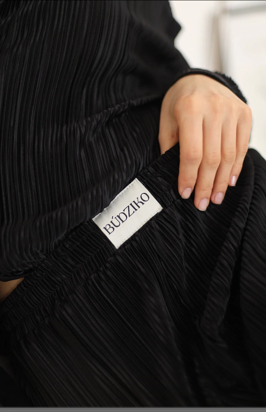 AMELIA BLACK PLEATED TROUSERS