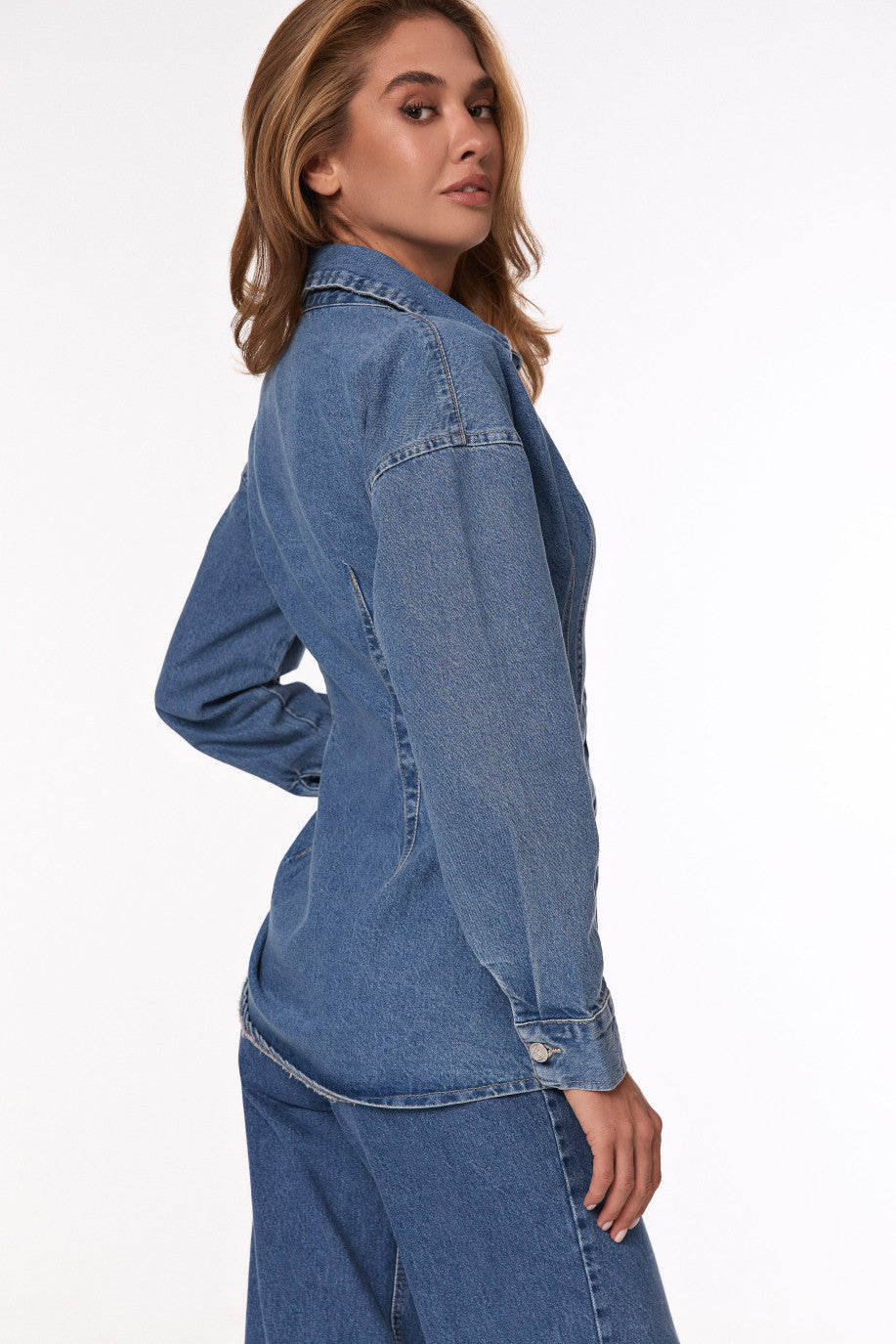 Denim shirt with a defined waist