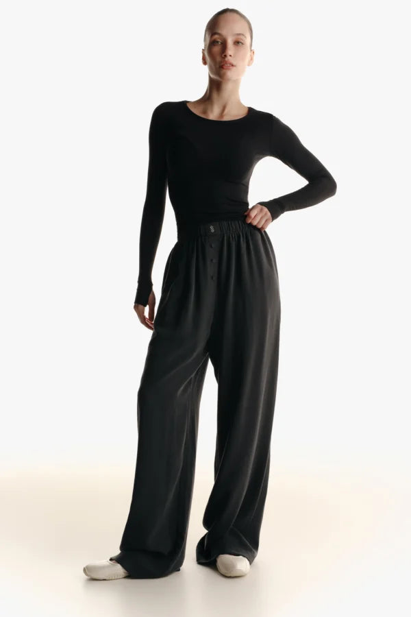 ULTRA-LIGHT CASHMERE & MICROMODAL CREW NECK LONG SLEEVE TOP — BLACK
