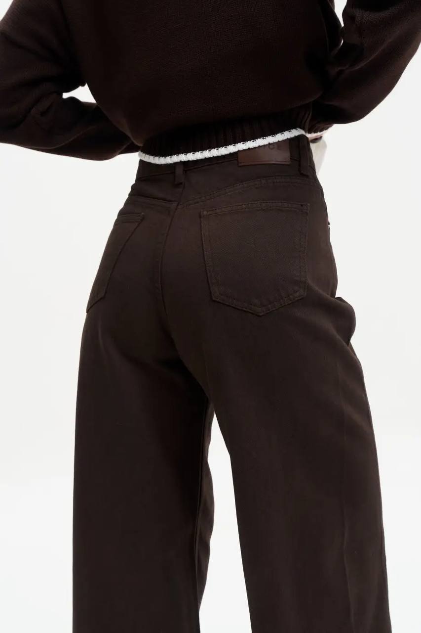 Chocolate jeans with accent stitching