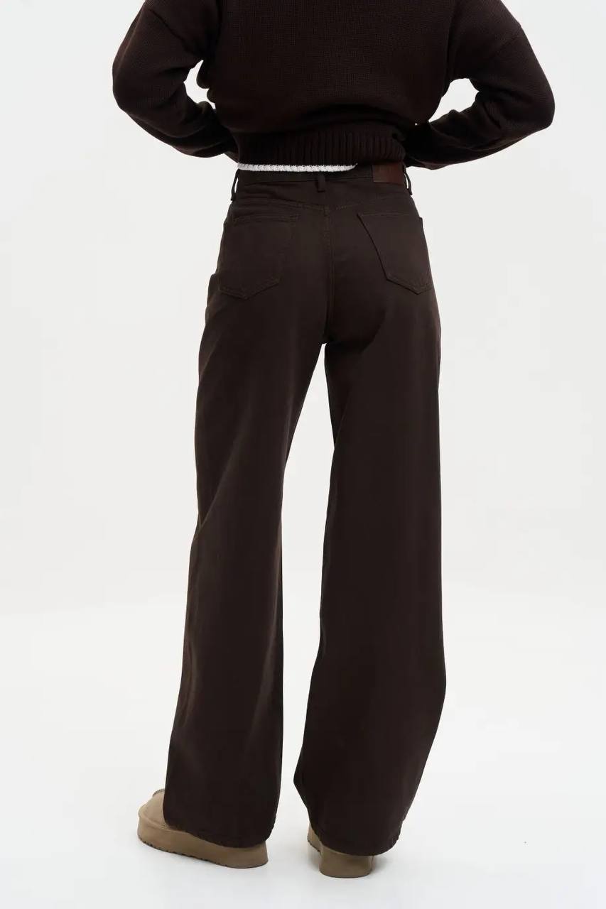 Chocolate jeans with accent stitching