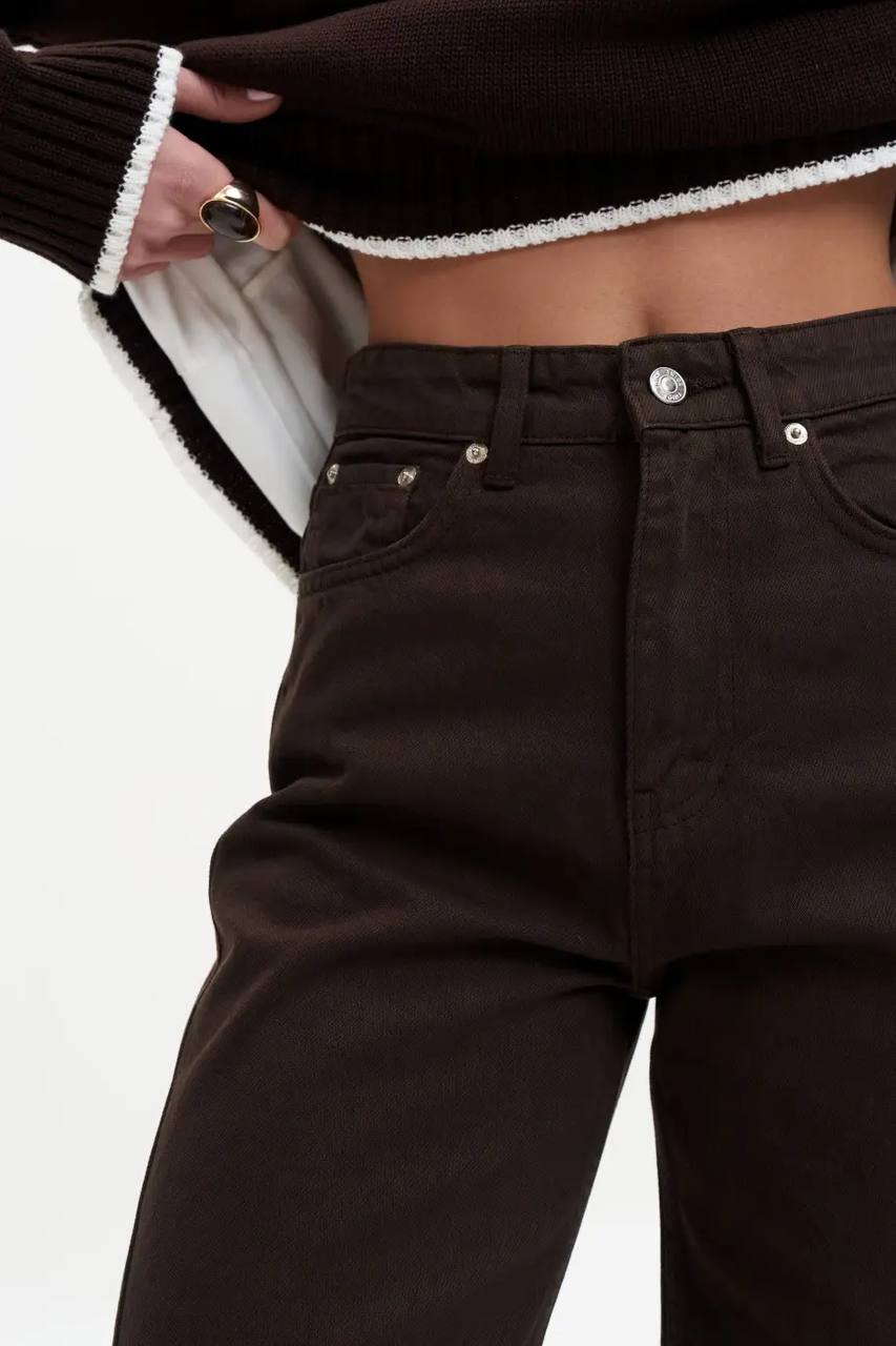 Chocolate jeans with accent stitching